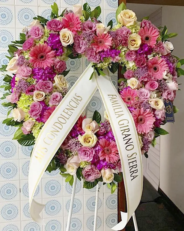 Corazón fúnebre de rosas rojas y blancas