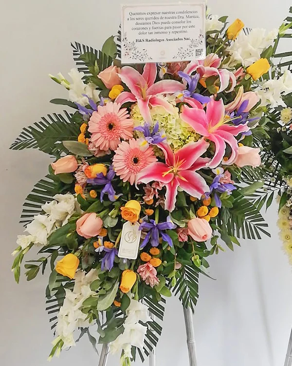 Coronas fúnebres clásicas con variedad de flores