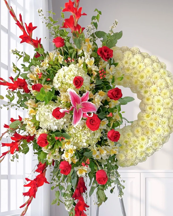 Flores fúnebres con rosas y claveles