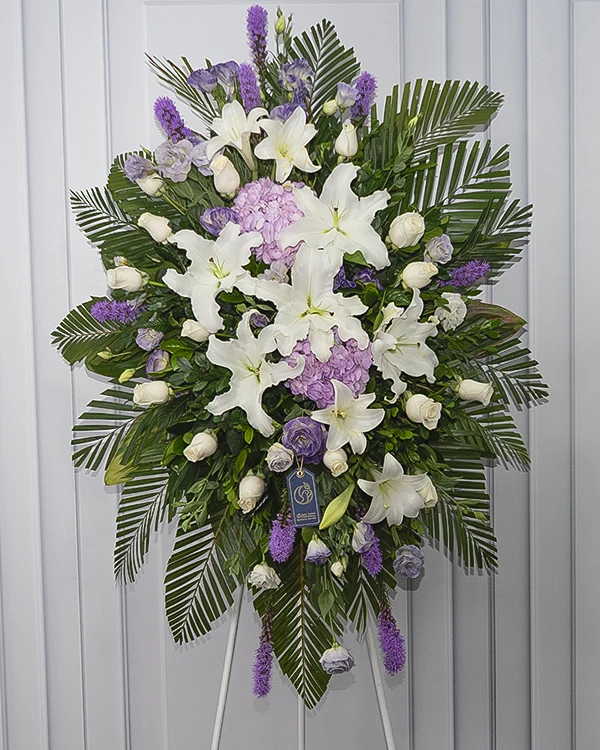 Lagrima fúnebre con flores blancas