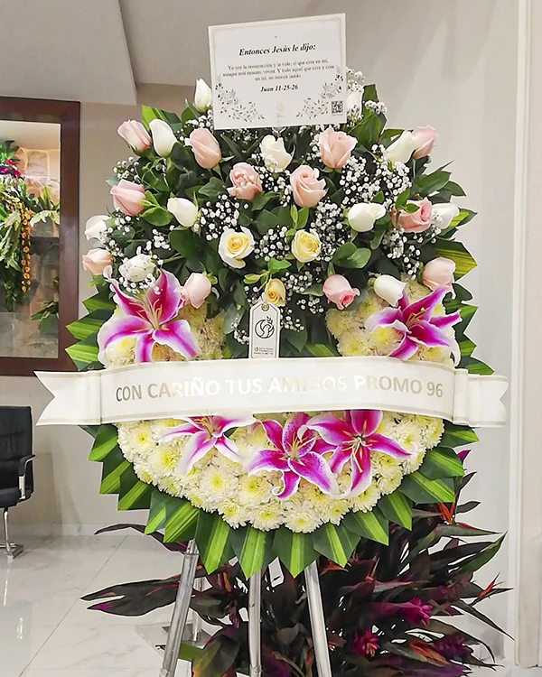 Arreglo floral fúnebre con lirios blancos