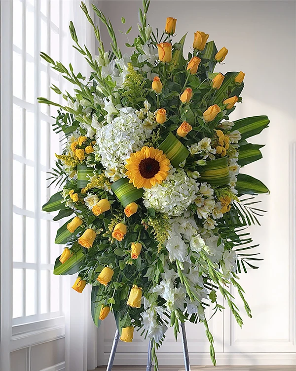 Lágrima fúnebre de rosas amarillas y un lindo girasol en el centro