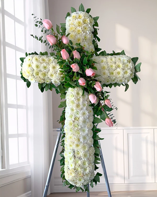 Cruces fúnebres con flores frescas
